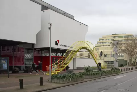 Die vier Meter hohe „Gelbe Treppenbrücke“ soll den Eingang des Museums akzentuieren. 