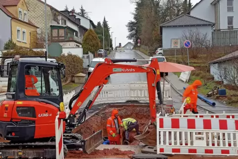 Wasserrohrbruch in Einöd an der Einmündung Haupt-/Ospelstraße. Wasserrohrbruch in Einöd an der Einmündung Haupt-/Ospelstraße.