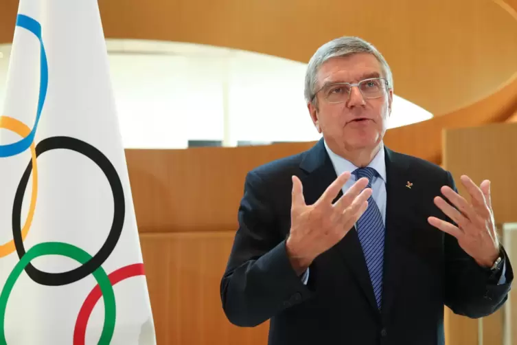 Thomas Bach, der Präsident des Internationalen Olympischen Komitees, will, dass die Spiele in Tokio stattfinden. 