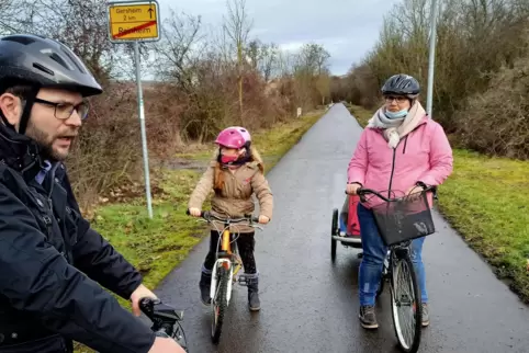 Bürgermeister Michael Clivot darf Lenya und ihre Mama Jenny Heubusch jetzt wieder auf den Radweg lassen. Klein-Lina fährt im Anh
