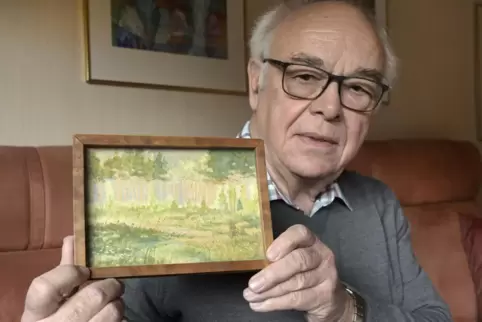 Wilhelm Baumann mit dem Aquarell eines russischen Kriegsgefangenen. Der Mann war auch bei den Deutschen sehr beliebt – und wurde