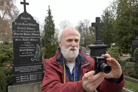 Andreas Bold wird mehr als ein Jahr brauchen, um alle Gräber auf dem Hauptfriedhof zu dokumentieren.