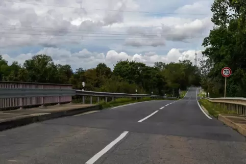 Soll durch ein breiteres Bauwerk inklusive Rad- und Fußweg ersetzt werden: die Brücke über die B 9 bei Mörsch.