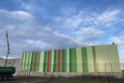 Die Fassade der neuen Pfalzmarkt-Halle ist weithin sichtbar. Sehr grün ist sie und ein bisschen rot. Mit einem politischen State