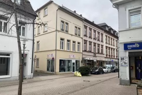 Leerstände: frühere Wollzeit (links) und Elektro-Karl (rechts). Im beigen Haus hat nur noch wenige Tage Oelbermann geöffnet.