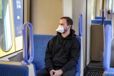 Eine Neufassung der Maskenpflicht sieht vor, dass in Bussen und Bahnen medizinische Masken oder FFP2-Masken getragen werden müss
