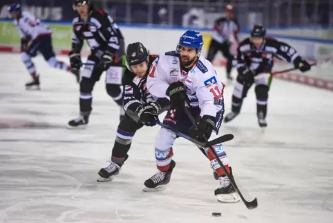 Adler-Spieler Felix Schütz wird von Tim Brunnhuber verfolgt.