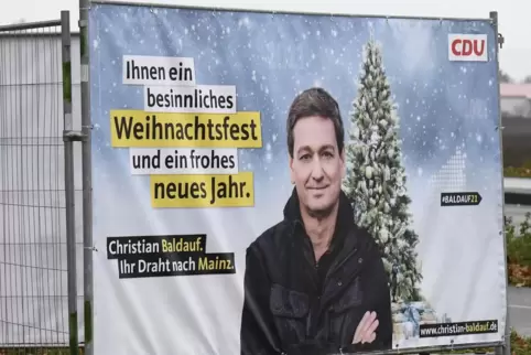 Wahlwerbung statt Neujahrsgrüße: Die Plakate von Christian Baldauf in Frankenthal mussten wieder abgehängt werden. 