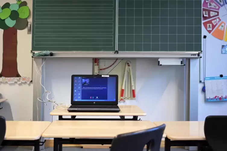 Laptop und Kreidetafel – so sieht sie aus, Deutschlands schöne, neue Online-Schulwelt. Im besten Fall. Da muss doch mehr möglich