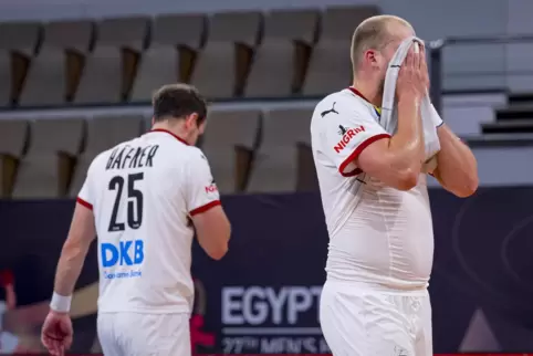 Paul Drux (r) aus Deutschland zieht sich enttäuscht nach dem Spiel gegen Spanien das Trikot über das Gesicht. 