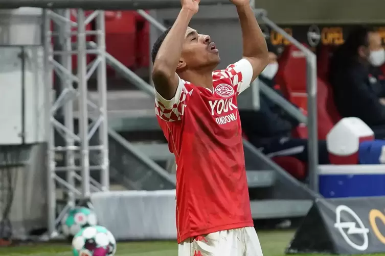 Dem Himmel sei Dank: Leandro Barreiro hat das 3:2 für Mainz 05 erzielt und den zweiten Saisonsieg unter Dach und Fach gebracht. 
