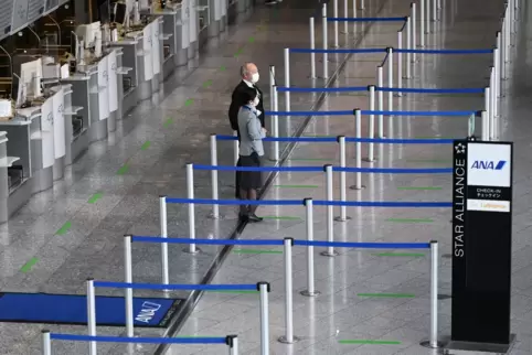 Abflugschalter im Frankfurter Flughafen, Passagier-Aufkommen wie 1984.