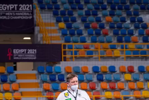 Schwerer GangBundestrainer Alfred Gislason verfolgt das Aufwärmprogramm seiner Spieler vor der Partie gegen Brasilien. Torhüter 