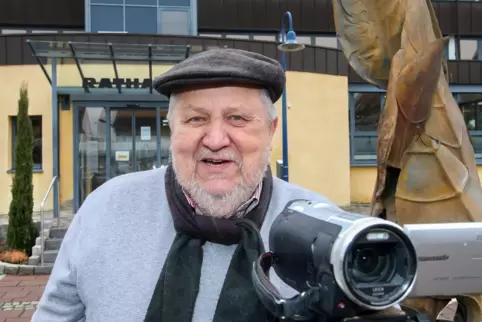Hofft, dass bald wieder Veranstaltungen in seiner Heimatgemeinde stattfinden können: Benno Löffler vor dem Dudenhofener Rathaus.