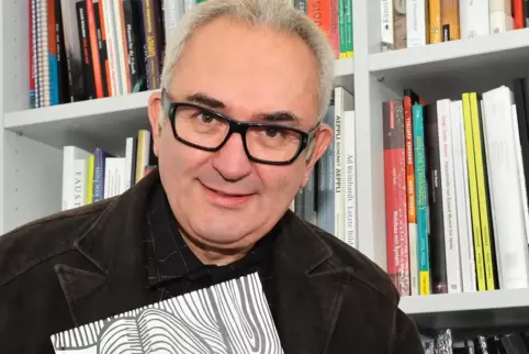 Kunstbuch-Enthusiast Bernd Barde. Kunstbuch-Enthusiast Bernd Barde.