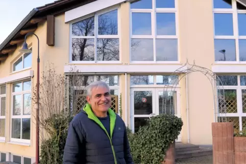 Erster Beigeordneter Armin Wendel vor dem Bürgerhaus, in das viel Geld investiert werden muss.