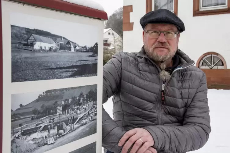 Helge Ebling neben dem Stromkasten mit Bildern, die er zur Ortsgeschichte zusammengetragen hat.