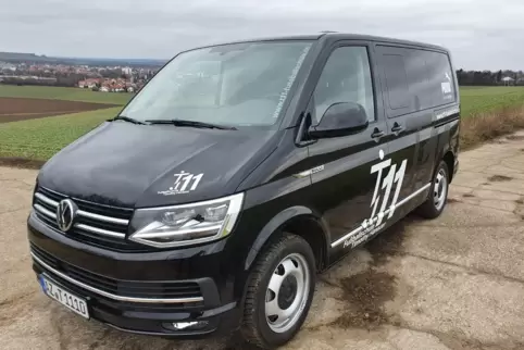 Für die Fahrten stellt Timothy Hanauer den Transporter seiner T11-Fußballschule zur Verfügung.