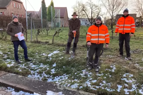 Wollen die Natur wieder ins Dorf holen: Ortsbürgermeister Daniel Köbler, Planer Kurt Garrecht sowie Martin Kramm und Philipp Ser