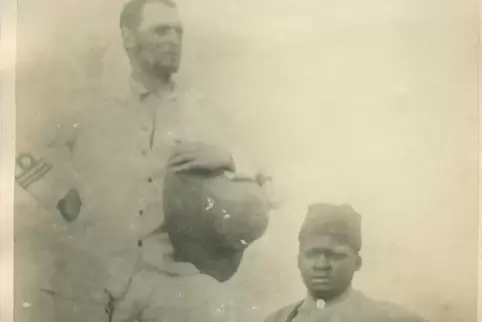 Als Eroberer inszenierte sich Theodor Bumiller auf seinen Expeditionen in Ostafrika – hier mit dem Begleiter Silimu bin Abakari.