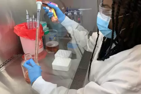 Eine Mitarbeiterin im Labor der US-Firma Regeneron, die Antikörper-Cocktails gegen Covid-19 herstellt.