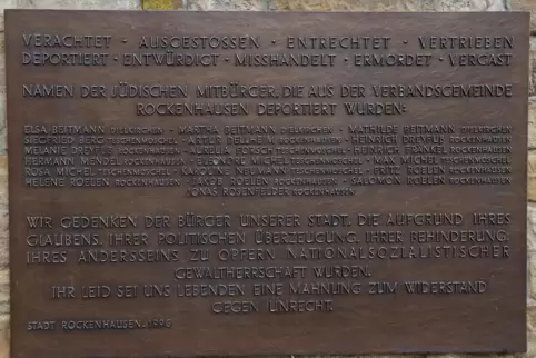 Die Gedenktafel im Hof der VG-Verwaltung in Rockenhausen: Hier können Blumen niedergelegt und Kerzen angezündet werden. 
