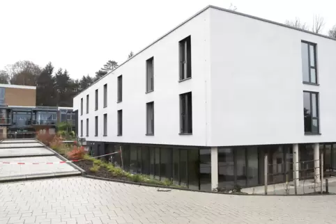 Im Erdgeschoss dieses Neubaus hat die Evangelische Akademie ihre Büros, die sie aber nicht mehr nutzen kann. 