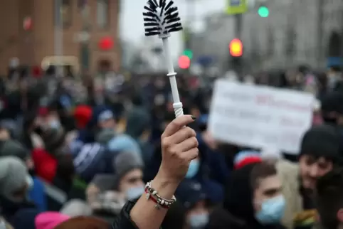 In vielen Städten Russlands hielten Demonstranten Klobürsten in die Höhe – eine Anspielung darauf, dass in einer Luxusresidenz, 