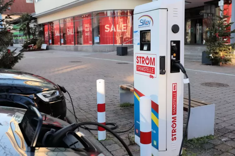 Zur kostenpflichtigen Station auf dem Luitpoldplatz in Gr&uuml;nstadt muss ein eigenes Ladekabel mitgebracht werden.