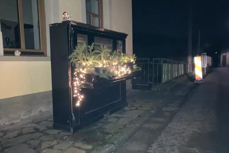 Am Abend noch weihnachtlich beleuchtet: das Klavier, das Klaus Volles loswerden möchte.