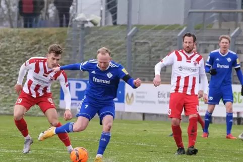 Ex-Bundesligaprofi Michael Fink (2. von rechts) beobachtet, wie FKP-Außenangreifer Benno Mohr hier den Ball vor dem Schützen des