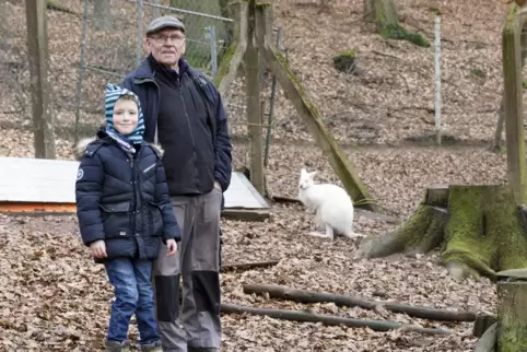 Erwin Schablowski und sein Enkel Luca im Gehege am Fuße Erlenbachs mit einem weißen Känguru.