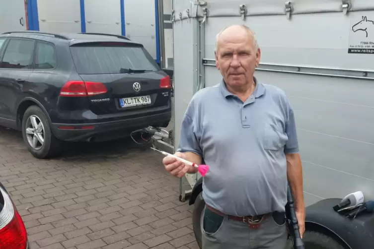 August 2016: Mit diesem Pfeil hat der Erlenbacher Tierf&auml;nger Erwin Schablowski Kuh Johanna bet&auml;ubt.