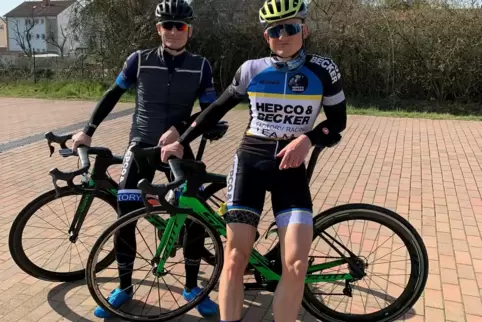 Der in Zweibrücken wohnende Paul Ehrhardt (links) und sein Bruder Max schwingen sich auch im Winter aufs Rennrad. 
