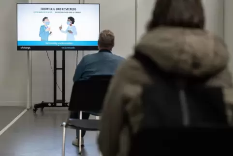 Gehört zu jeder Impfung: seriöse medizinische Aufklärung; hier: in einem Impfzentrum.