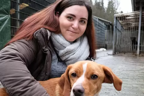 Lisa Neisius, hier mit Mischlingsrüde Anaak, ist die neue Tierheimleiterin in Zweibrücken.
