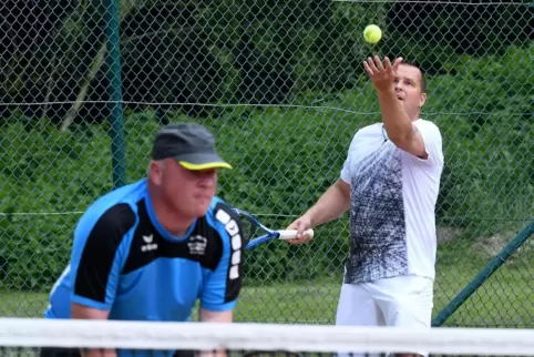 Doppel im Tennis: Ein Sieg bringt jetzt nur noch einen Punkt. Hier eine Szene aus einem Herren-40-Spiel in Dreisen. Links Torste