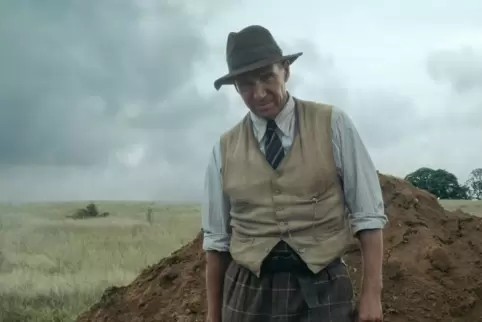 Gräbt eine Sensation aus: Ralph Fiennes als Basil Brown in „Die Ausgrabung“. 