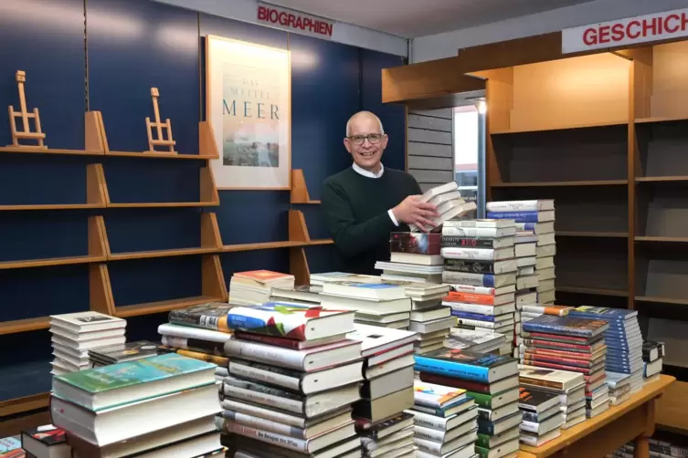 Matthias V&ouml;lker beim Aufr&auml;umen der B&uuml;cher.