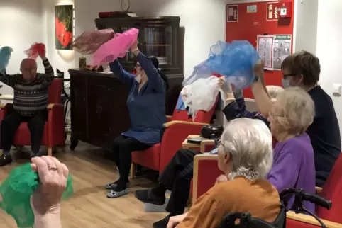 Loredana Ruffer (Mitte) bewegt im Caritas-Altenzenrum in Deidesheim die Senioren eines Wohnbereichs beim Sitztanz. Die Resonanz 
