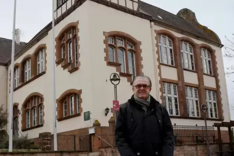 Roland Werner vor der Grundschule in Kirchheim. 
