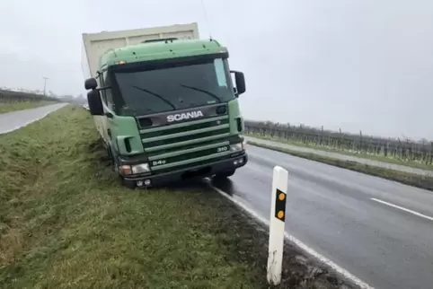 Im aufgeweichten Grünstreifen blieb der Lkw stecken.