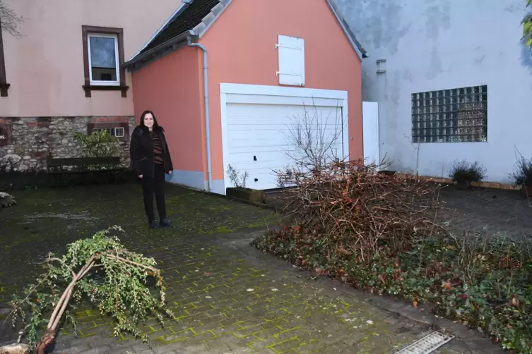 Ortsbürgermeisterin Simone Rühl-Pfeiffer zeigt eine der Einselthumer Ecken, die mit Hilfe des Landeszuschusses aufgewertet werde