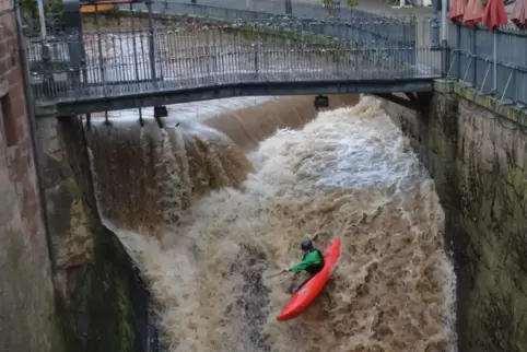 Mutig: Wsf-Kanute Holger Jung hat sich über die Abrisskante in den 20 Meter tiefen Wasserfall gestürzt.