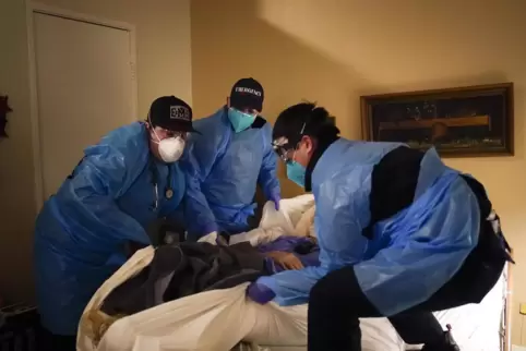 Sanitäter im kalifornischen Placentia helfen einem Covid-Patienten. Die Pandemie hat die USA so schwer getroffen wie kaum ein an