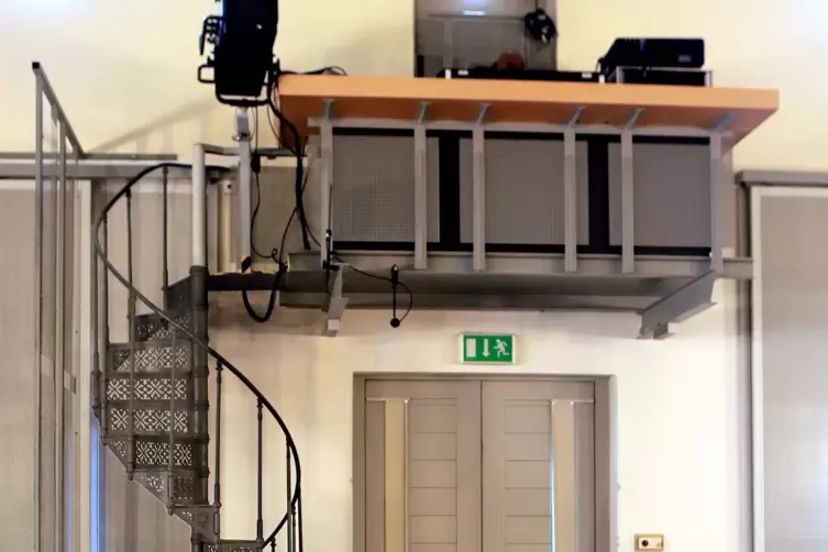 Die Wendeltreppe f&uuml;hrt zur Empore mit der Veranstaltungstechnik. 