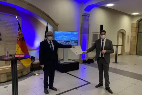 Innenminister Roger Lewentz (links) und Oberbürgermeister Thomas Hirsch in der Festhalle. 