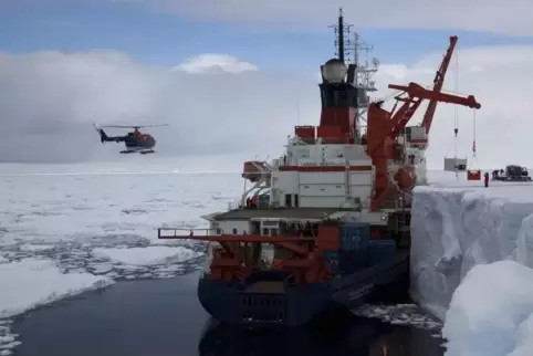 Das Forschungsschiff Polarstern entlädt in der Antarktis Material für die Neumayer-Station. 