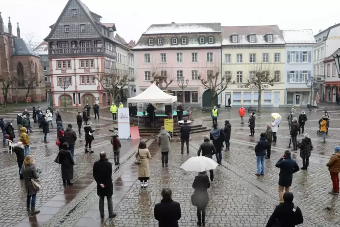 Marktplatz: Aufs Pflaster gemalte Kreise zeigen den Besuchern der Kundgebung, wie sie Corona-konform stehen dürfen. Marktplatz: Aufs Pflaster gemalte Kreise zeigen den Besuchern der Kundgebung, wie sie Corona-konform stehen dürfen.