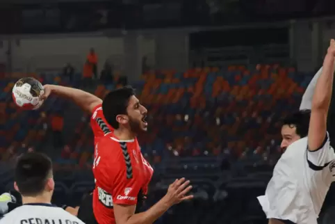 Rückraum-Riese Yahia Omar, der beim europäischen Top-Klub KC Veszprem spielt.